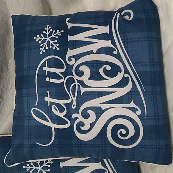Let It Snow Pair Of Throw Pillows Removed Tags Never Used - Picture 2 of 8